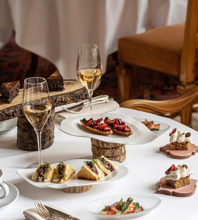 Tea Time & Champagne Moment